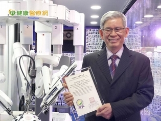 八旬翁晚期攝護腺癌死裡逃生 達文西手術助一「臂」之力