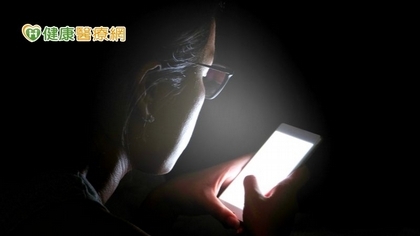 眼睛老化不是老年人專利 小心白內障年輕化