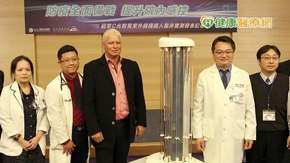 新冠病毒見光死 醫院防疫引入首台紫外線自走機器人助攻