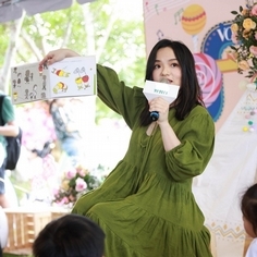 徐佳瑩當媽後首次復工,訪問、唱歌、說故事緊張又累爆:「向所有職業婦女致敬!」