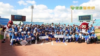 費叔叔愛相挺 攜桃園三光國小學童棒球圓夢