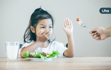 食物咬碎再餵孩吃？醫驚大錯特錯：細菌傳染致滿口蛀牙