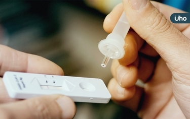 唾液快篩vs鼻咽快篩,該怎麼選?用法、準確度、哪裡買一次秒懂