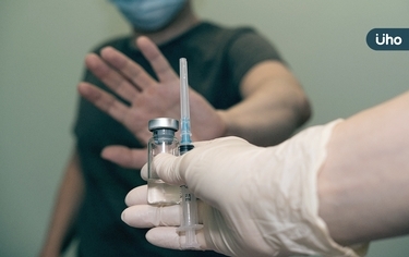 為什麼總有一群人拒打疫苗、愛聊陰謀論?醫師親解:自古以來就這樣