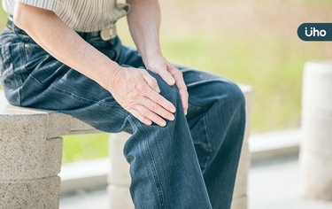 膝蓋痛爆!75歲導演仍想踢球,骨科名醫「1手術」讓他重返球場