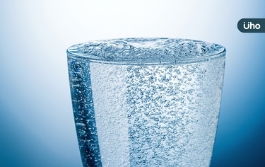 夏天狂灌「氣泡水」好消暑?醫提醒「這2種人」還是別喝了