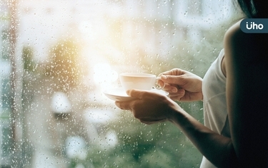 梅雨季讓人頭暈、身體沉重又想吐?中醫詳解「濕邪上身」怎麼回事