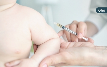 嬰幼兒疫苗該打嗎？莫德納、BNT一表比較：醫師教你該「這樣做」