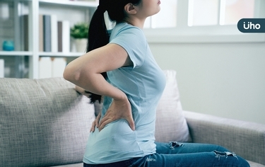女性別輕忽!醫提醒:眼睛發炎、皮膚長乾癬也可能「僵直性脊椎炎」