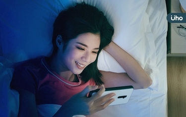 頭痛焦躁又健忘⋯恐是「睡前追劇」害的!腦科醫師教「4關鍵」自救