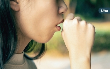喉嚨總是癢癢想咳嗽，其實有6種原因！醫警告「這種狀況」快就醫