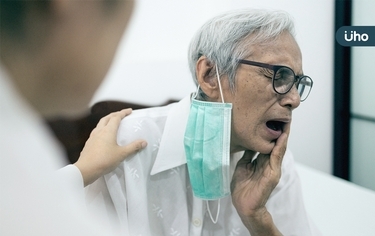 嘴破、齒搖⋯竟是「口腔癌」!醫師示警:刷牙時最好做「這件事」