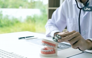 假牙、植牙如何選才對?牙科醫師:「這類人」植牙有高風險應避免