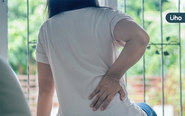 腰痛就醫,竟發現腎結石大如鹿角!醫警告:有「這症狀」千萬別拖