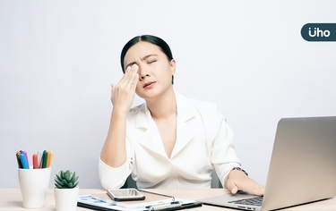 眼睛有黑影常模糊,點1年眼藥水都沒好⋯竟是「這部位」長瘤