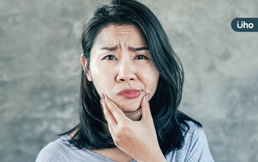 睡不好、壓力大⋯OL眼歪嘴斜!醫:若加上味覺異常恐「這病症」