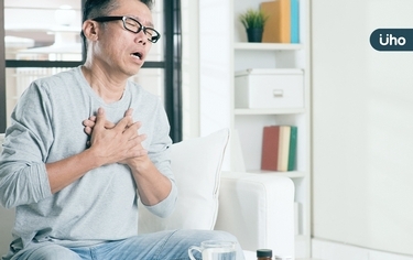 突胸悶、心臟不適,救護車還沒到怎麼辦?醫教「1動作」原地先自救