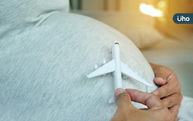 懷孕能搭飛機嗎？醫揭「超過●●週不建議」出國規定、風險總整理