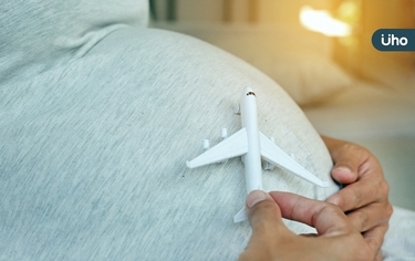 懷孕能搭飛機嗎?醫揭「超過●●週不建議」出國規定、風險總整理