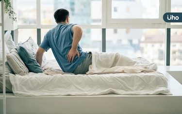 手腳好麻、腰痠背痛⋯恐是你的「中軸」歪了!醫剖析「關鍵原因」