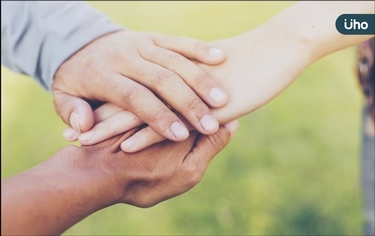 台灣首場罕病SMA藝術特展「身在其中 Include」暖心開展!