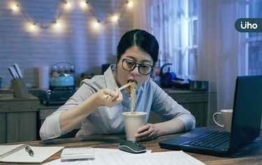 沒吃宵夜就睡不著?醫:若一定要吃,甜食鹹食最好「這樣選」