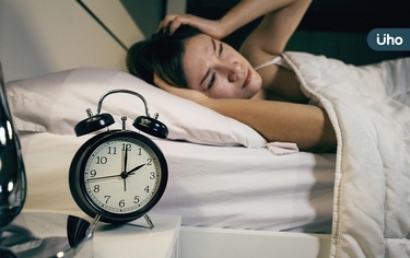 長期失眠恐釀失智症！中醫教4種「穴位按摩法」讓你放鬆好入睡