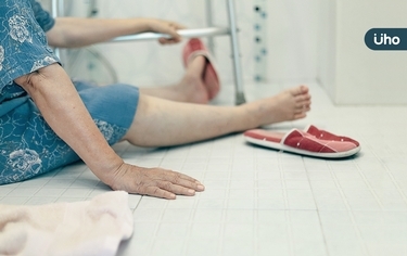 就怕長輩跌倒換關節!骨科醫籲「4招防骨鬆+增肌關鍵」同時都要做