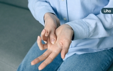 手指疼痛出現「喀喀聲」當心板機指！骨科醫警告「2族群」小心防範