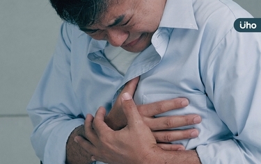 劇烈胸痛、呼吸急促竟「心肌梗塞」!心臟內科醫師警:抽菸是元凶