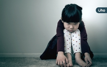 孩子突然哭泣、成績退步⋯恐是罹患「憂鬱症」!醫建議1方式勝於治療