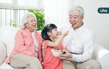 年節吃美食防噎到!醫建議「食物切小塊」吞嚥困難快學急救2方法