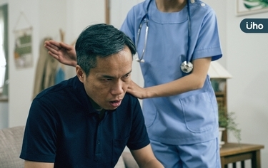幫長輩拍痰怎麼做?醫曝「拍痰正確4招」防高燒肺炎、呼吸道感染