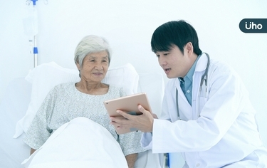 父親癌末、母親全癱⋯知名媒體人楊月娥:我選擇「這方式」解脫彼此