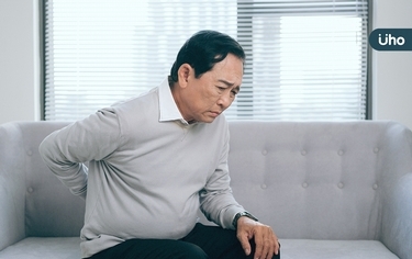 七旬翁背痛難耐竟是「骨質疏鬆」作怪!骨科醫警:早期通常沒感覺