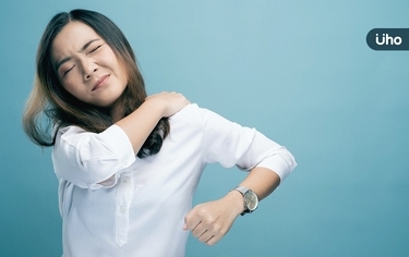 國中老師肩膀疼痛,竟患「棘上肌肌鍵炎」!中醫針灸「6穴位」緩解