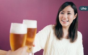 喝酒前吃沙拉，竟不容易醉？日本名醫親授關鍵：要加入「●●醬汁」