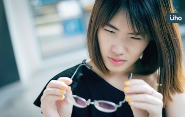 就是有個角度看不到?炫光、老花⋯醫警「這些症狀」恐白內障前兆