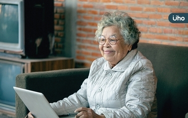 老阿嬤失智症10年靠「頭皮針」復原!醫揭2大好處:直接刺激腦部