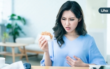 胸口灼熱、食道長白斑⋯竟是「食道發霉」?醫警告「這8族群」當心