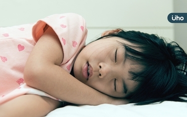 孩子睡覺磨牙，恐是「這裡」出問題！牙醫建議「3方向」治療改正