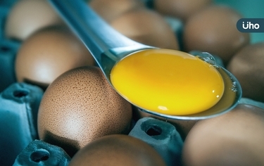 蛋怎麼挑才新鮮？紅蛋比白蛋營養？營養師揭「挑蛋秘訣」這樣做