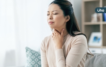 她脖子腫痛誤以為疫苗反應,竟是甲狀腺癌!醫揭「這些症狀」得小心