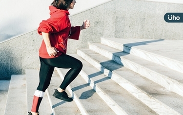 想要增肌減脂在家「踩樓梯」就行！快學「6招式」臀肌、心肺都能練