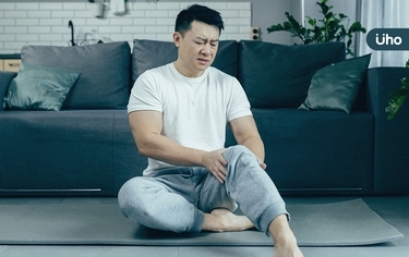 他搭飛機出國常水腫,竟連拖鞋都穿不下?醫警告:嚴重恐心臟衰竭