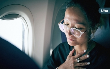 搭飛機突呼吸胸痛「經濟艙症候群」恐血栓、猝死!吃1種油可預防