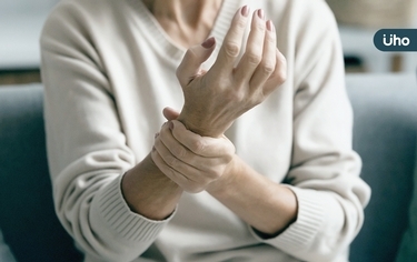 手腕腫痛又無力?小心「類風濕性關節炎」嚴重恐肌腱斷裂、關節變形