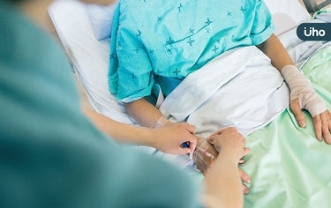 家人重病該不該「告知病情」？醫揭2種「NG說法」：說比不說更糟糕