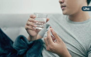 吃藥方式錯誤當心「食道潰傷」連喝水都痛!醫教2招:喝水●●毫升