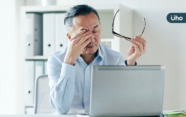 他眼睛乾澀點「人工淚液」竟更嚴重?醫警告:「這1種」淚液別亂用